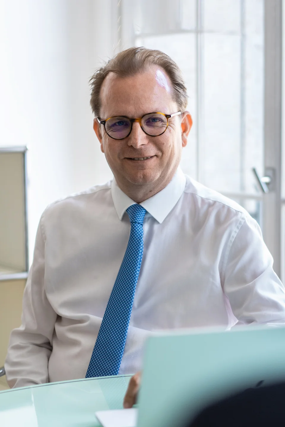 Sven von Below sitzt am Schreibtisch